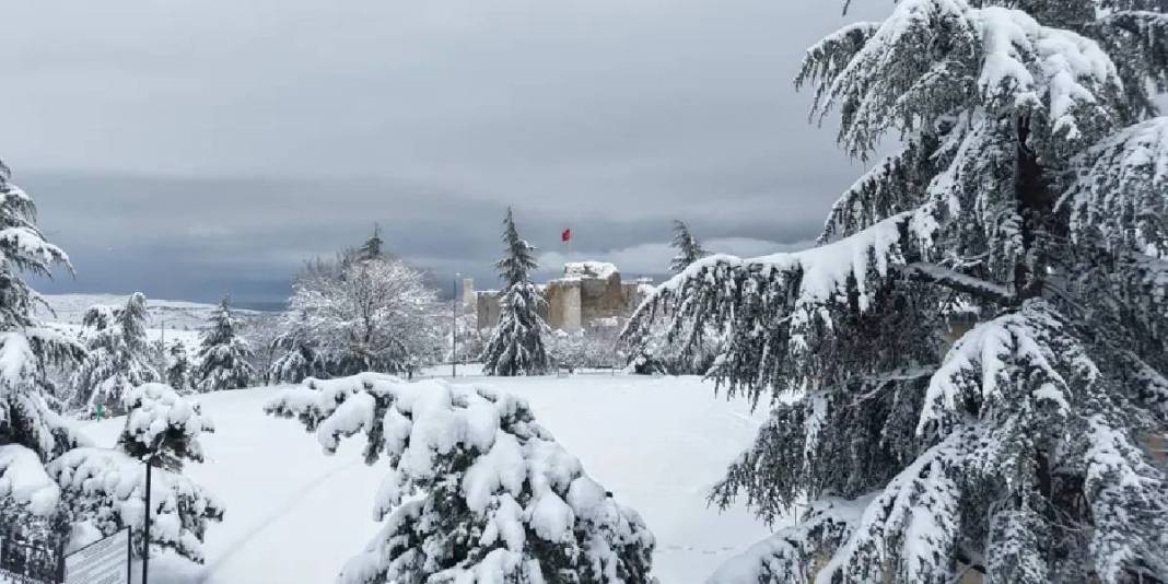 3000 yıldır ayakta duruyor, hikayesi şaşırtıyor! Kar altında eşsiz manzara: Harput Kalesi’nin sütten yapıldığına inanılıyor 8